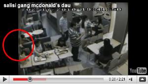 Salisi gang at McDonald’s. Ingat na lang in public places, always be aware of your stuff.
elvino:
 Watch the video here, and witness how FAST these thieves work.
