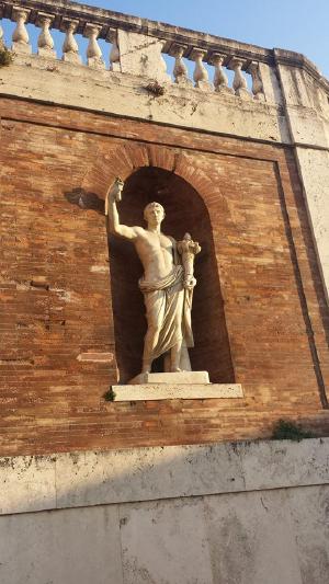 Statue of ancient Roman taking a selfie