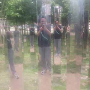 I’m trapped in a mirror maze!