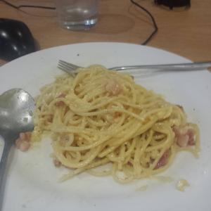 Spaghetti with bacon bits and egg+cheese sauce. Turned out better than i expected lol