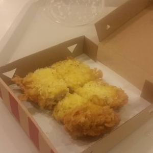Kfc’s “four cheese chizza” sounded ridiculous so I tried it. This looks nothing like the ad though