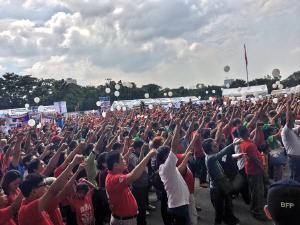 This image totally reminds me of the nazi salute
Quoted iamKatrinaSon's tweet:   Mga supporters ni Pangulong Duterte nagtipon tipon sa Quezon City Memorial Circle para ipakita ang kanilang suporta sa kanya.  