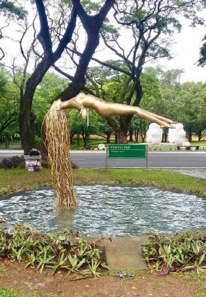 UP Diliman finally gets a female Oblation. #UPlift by renowned sculptor, Ferdinand Cacnio.
📸: Gus Cerdeña