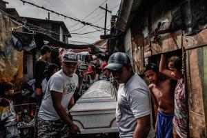 During a cold night last February, at a Manila slum called Happyland (a play on the Filipino word ‘hapilan’—meaning ‘garbage dump’), everyone was awakened by knocks on their doors. Policemen in plainclothes had arrived and forced everyone to leave (continued in thread)