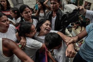 During a cold night last February, at a Manila slum called Happyland (a play on the Filipino word ‘hapilan’—meaning ‘garbage dump’), everyone was awakened by knocks on their doors. Policemen in plainclothes had arrived and forced everyone to leave (continued in thread)