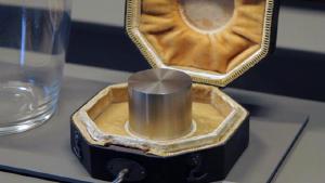 Thread of science
Quoted MaxFagin's tweet:   November is here, and that means a massive shift is coming. And by “massive” I am of course referring to the redefinition of the kilogram unit of mass that the world has been building up to for more than 100 years. Let me explain:  